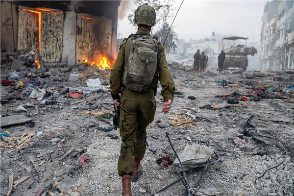 دبابة إسرائيلية وعدد من الجنود داخل قطاع غزة