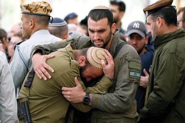 بكاء عناصر من جيش الاحتلال بعد مقتل أصدقائهم فى غزة