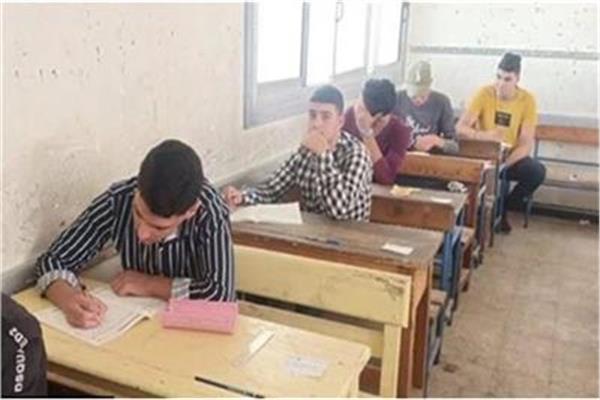 طلاب الأول الثانوي العام يؤدون امتحان مادة الرياضيات 