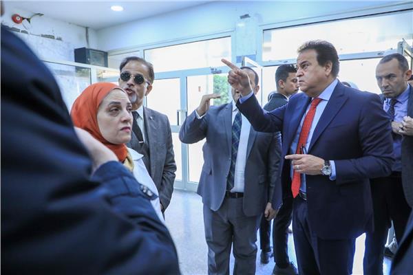 الدكتور خالد عبدالغفار وزير الصحة  خلال تفقده المستشفى 