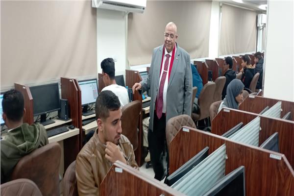 الدكتور حمدي محمد حسين، رئيس جامعة الأقصر