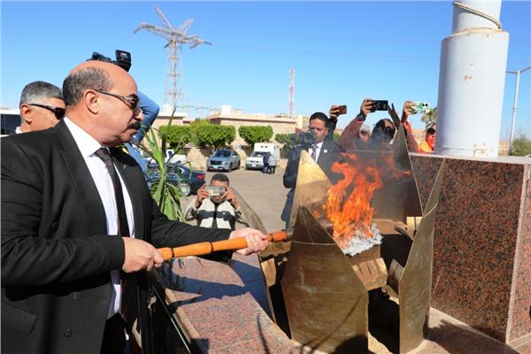 اللواء أشرف عطية محافظ أسوان يقوم بإيقاد الشعلة من أمام رمز الصداقة المصرية الروسية