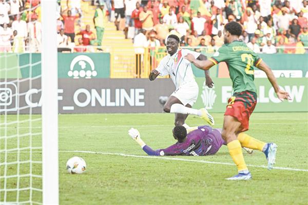 بايو سجل هدف غينيا فى مرمى الكاميرون