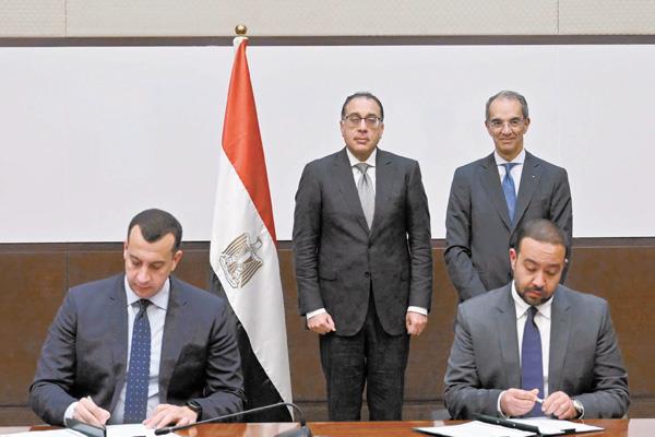 د. مصطفى مدبولى و د. عمرو طلعت خلال التوقيع 