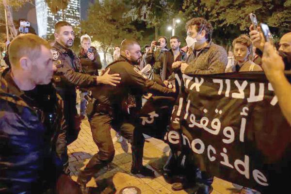 الشرطة الإسرائيلية تشتبك مع المتظاهرين بتل أبيب