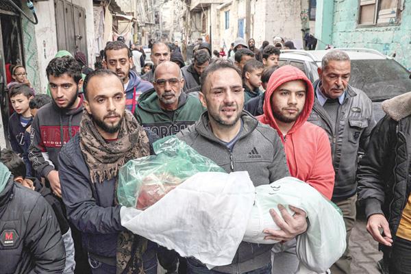 فلسطينى يحمل جثمان ابنته التى استشهدت جراء القصف الإسرائيلى على رفح جنوب غزة