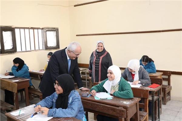 وزير التعليم يتفقد امتحانات الإعدادية بالجيزة