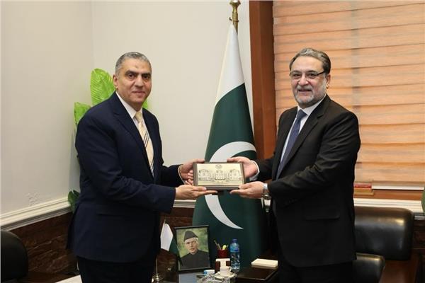 السفير إيهاب عبد الحميد والفريق أول أنوار على حيدر وزير الدفاع الباكستاني