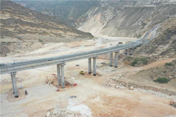 جسر وادي عفول بولاية رخيوت بمحافظة ظفار