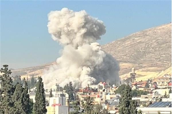 تصاعد اعمدة الدخان من مكان الحادث في حي المزة بالعاصمة دمشق