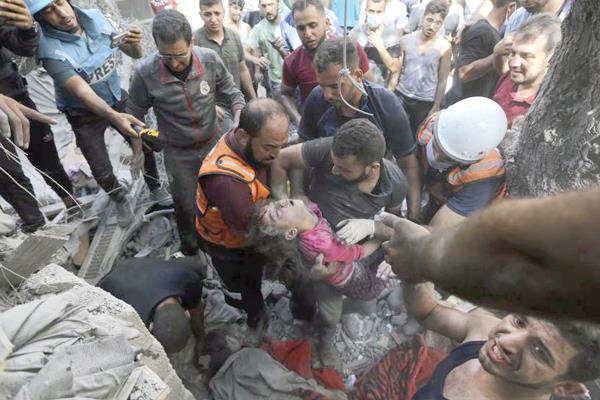 انتشال جثمان طفلة فلسطينية من وسط الأنقاض بعد القصف