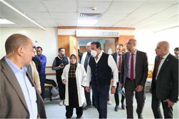 الدكتور خالد عبدالغفار وزير الصحة والسكان خلال تفقده مستشفى بني سويف التخصصي