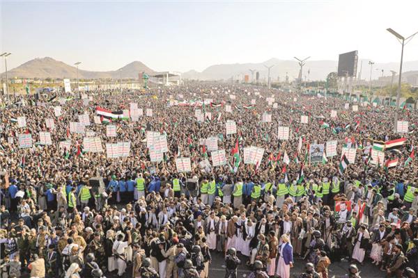 يمنيون يحملون لافتات وأعلاما فلسطينية خلال مسيرة تضامن مع سكان غزة فى صنعاء