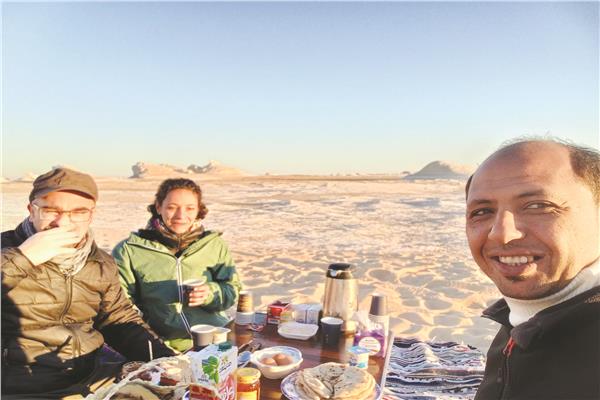 إفطار في الصحراء وسط الطبيعة مع الأفواج السياحية