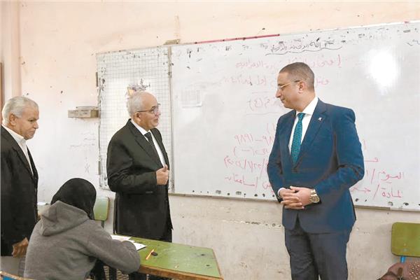 وزير التعليم  ومحافظ الفيوم أثناء تفقد إحدى لجان الإعدادية
