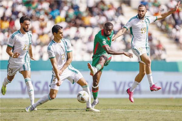 الجزائر تبحث عن الانتصار للتأهل لدور الـ ١٦
