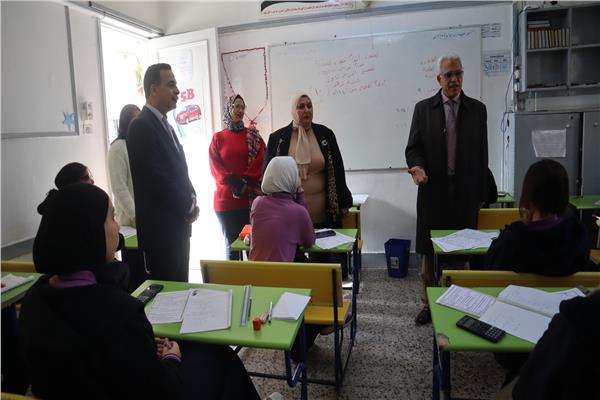 مدير تعليم القاهرة يتفقد سير امتحانات الشهادة الإعدادية
