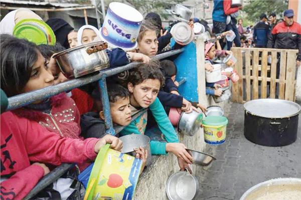 أطفال فلسطينيون ينتظرون الحصول على الطعام فى جنوب غزة