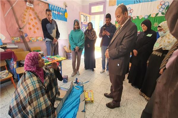 الدكتور صبري خالد عثمان وكيل وزارة التربية والتعليم بالأقصر خلال جولة تفقدية 