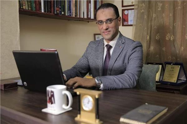 الدكتور أحمد شوقي الخبير المصرفي