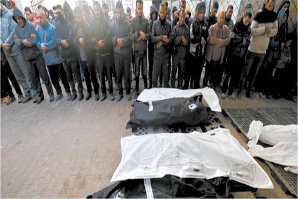 فلسطينيون يصلون على ضحايا القصف الإسرائيلي في خان يونس