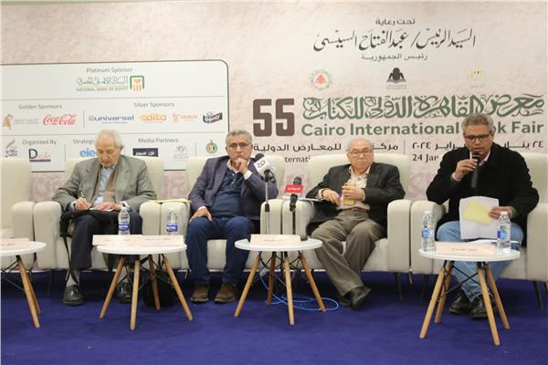 القاعة الرئيسية بمعرض القاهرة الدولي للكتاب في دورته الـ55 كل من الشاعر أحمد سراج