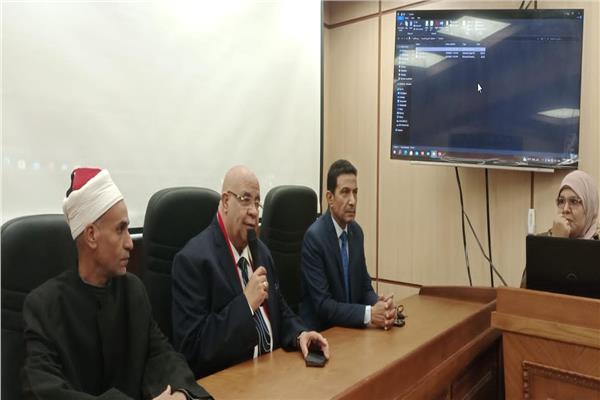 الدكتور حمدي محمد حسين رئيس جامعة الأقصر خلال الدورة التدريبية