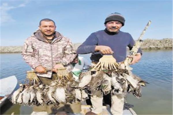 اثنان من هواة صيد الطيور.. وفى الإطار محرر «الأخبار» بزى الصيادين