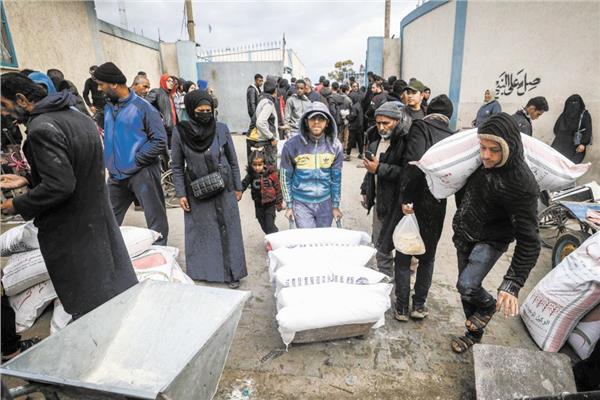نازحون فلسطينيون يحصلون على مساعدات (الأونروا) فى رفح