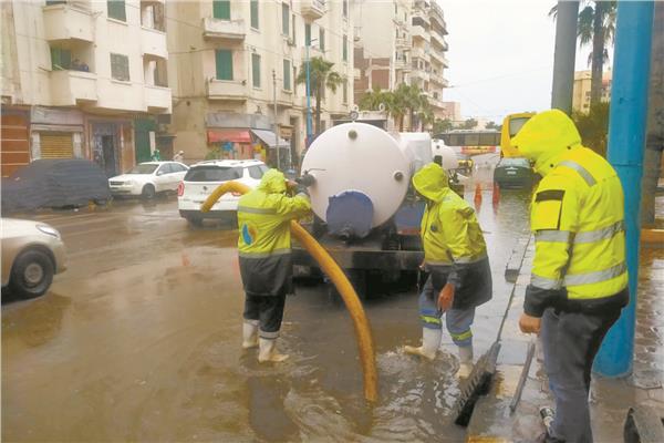 استمرار أعمال شفط المياه من الشوارع