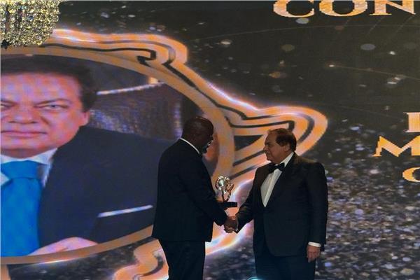 أبو العينين يفوز بجائزة "أبطال إفريقيا" في مؤتمر حوار الرخاء بالقارة السمراء