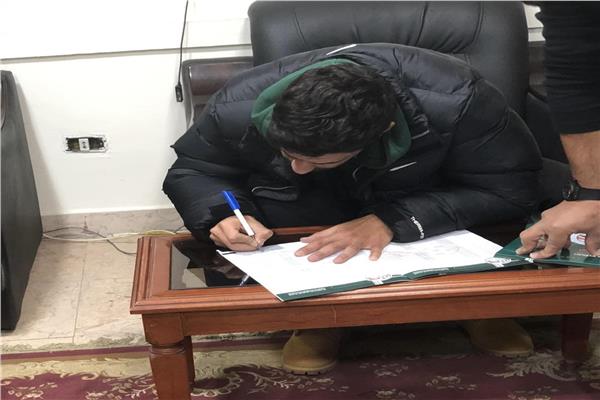 عبد الله السعيد أثناء التوقيع لنادي الزمالك