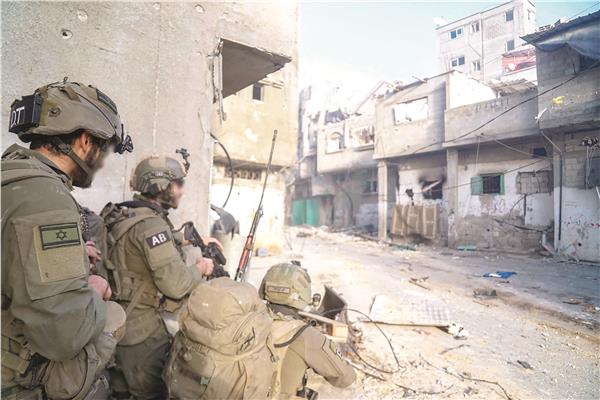 جنود إسرائليون يتحصنون فى أحد المبانى 
