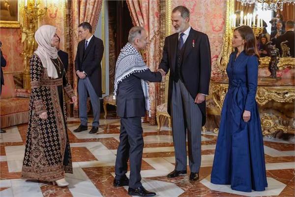 الملك فيليبي السادس مع الملكة لاتثيا يستقبلان سفير الدولة الفلسطينية