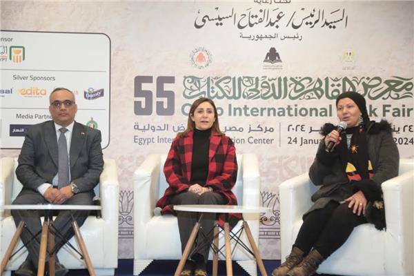 وزيرة الثقافة تلتقي 120شابأ وفتاة بمعرض الكتاب