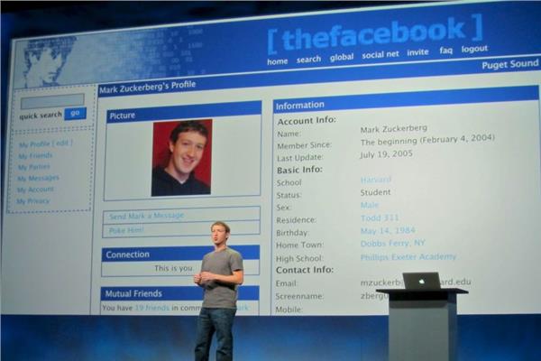 زوكربيرج يعرض أول إصدار لـ«فيسبوك»