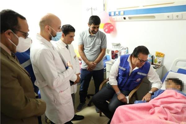 وزير الصحة خلال الاطمئنان على أحد مصابي غزة