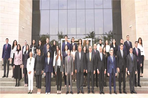 صورة تذكارية لوزير الخارجية مع دفعة الدبلوماسيين الجدد