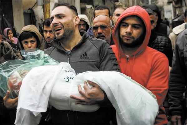تشييع جثمان طفلة فلسطينية استشهدت في قصف للاحتلال على خان يونس