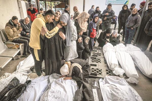 فلسطينيون يبكون أقاربهم الذين استشهدوا فى غزة