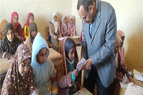 محافظ شمال سيناء يتفقد انتظام الدراسة في مدارس رفح