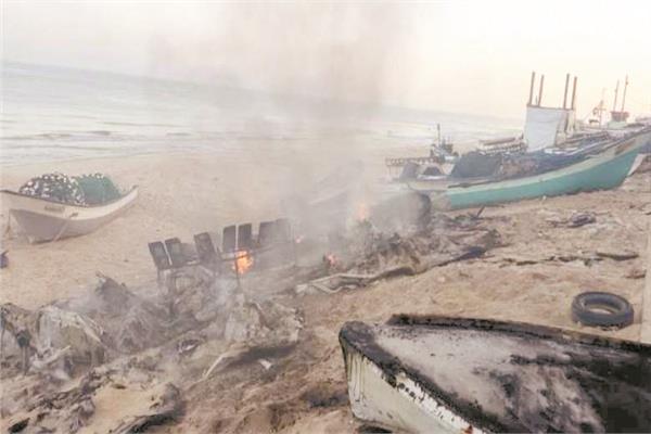 قوات الاحتلال تشعل الحرائق بمراكب الصيد والمباني على ساحل غزة