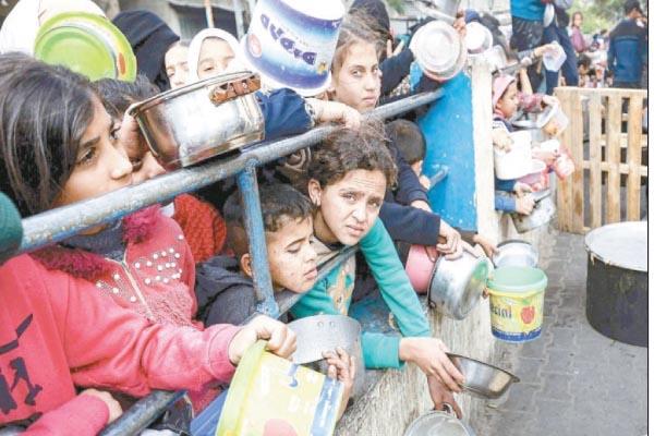 اطفال فلسطينيون جوعى ينتظرون الحصول على طعام