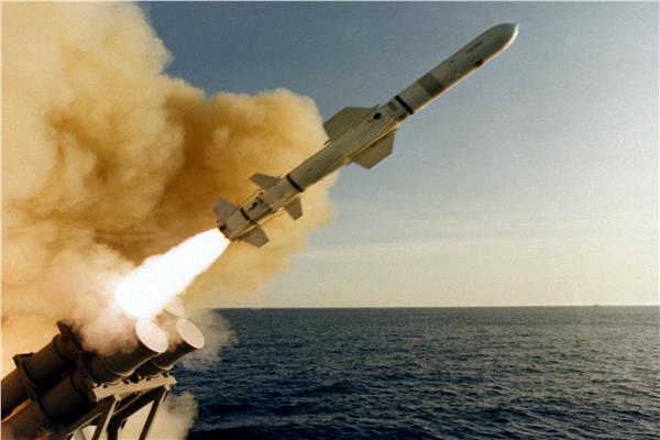 إطلاق صاروخ باليستي مضاد للسفن