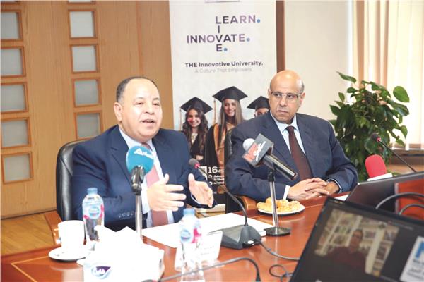 د.محمد معيط خلال لقائه مع طلاب وعمداء وأساتذة جامعة النيل الأهلية