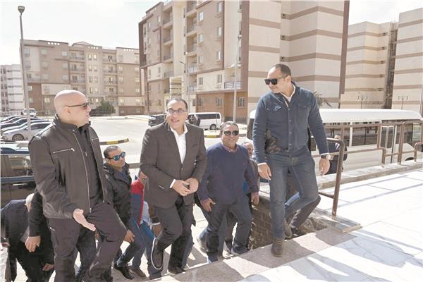 رئيس الوزراء خلال متابعته الموقف التنفيذي للوحدات السكنية بمشروع «زهرة العاصمة»
