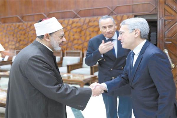د. أحمد الطيب خلال استقباله سفير البرازيل بالقاهرة