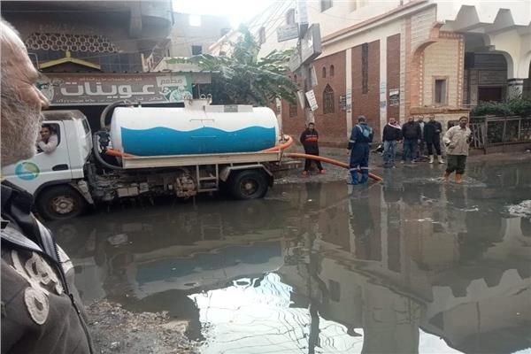 سحب مياه الأمطار من شوارع كفر الدوار