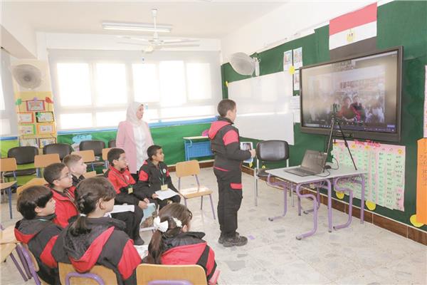 طلاب المدرسة المصرية اليابانية بالفيوم أثناء التواصل مع طلاب مدرسة أوهارا الابتدائية