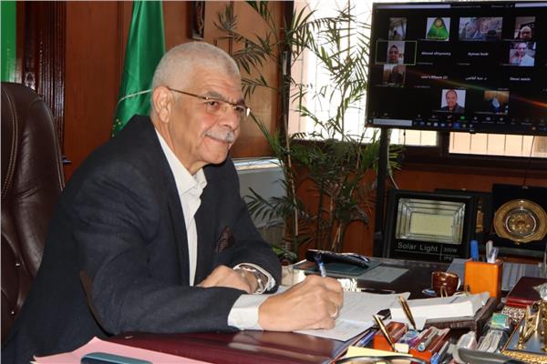 الدكتور أحمد القاصد رئيس جامعة المنوفية خلال اللقاء الشهري